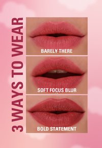 Tre leppeutseender vist: myke rosa nyanser med matt tekstur; merket som "Barely There", "Soft Focus Blur" og "Bold Statement."