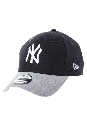 Czarna i szara czapka bejsbolowa New York Yankees z białym, haftowanym logo i naklejką z rozmiarem na daszku, ustawiona pod kątem, pokazująca boczne logo New Era.