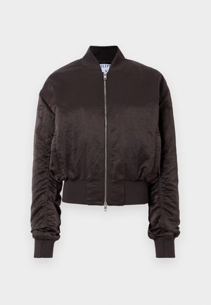 Tumedat pruun bomber-jakk, millel on sile ja läikiv kangas, tõmblukk ees, soonikkoes mansetid ja elastne vöökoht, mis sisaldab kerget kogumist varrukatel.