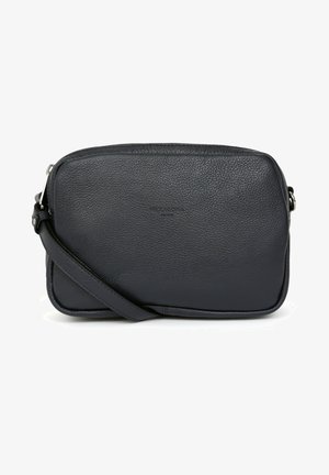 Borsa a tracolla rettangolare in pelle di un blu scuro. Presenta un'esterno testurizzato, hardware in argento e una tracolla regolabile. Branding minimo visibile.