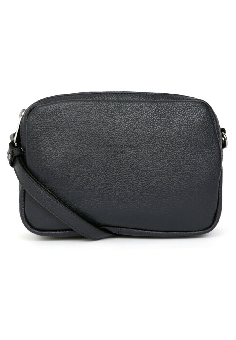 Borsa a tracolla rettangolare in pelle di un blu scuro. Presenta un'esterno testurizzato, hardware in argento e una tracolla regolabile. Branding minimo visibile.