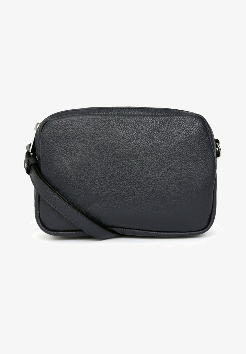 Borsa a tracolla rettangolare in pelle di un blu scuro. Presenta un'esterno testurizzato, hardware in argento e una tracolla regolabile. Branding minimo visibile.