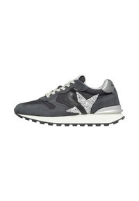 Sneaker in suede grigio con accenti di stelle argentate, dettagli in pelle nera, lacci grigio chiaro e una suola intermedia spessa bianca con suola nera.
