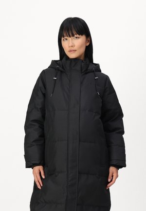 Langer schwarzer Puffer-Mantel aus matte Stoff, mit hohem Kragen, verstellbare Kapuze, Frontreißverschluss und horizontalem Steppmuster.