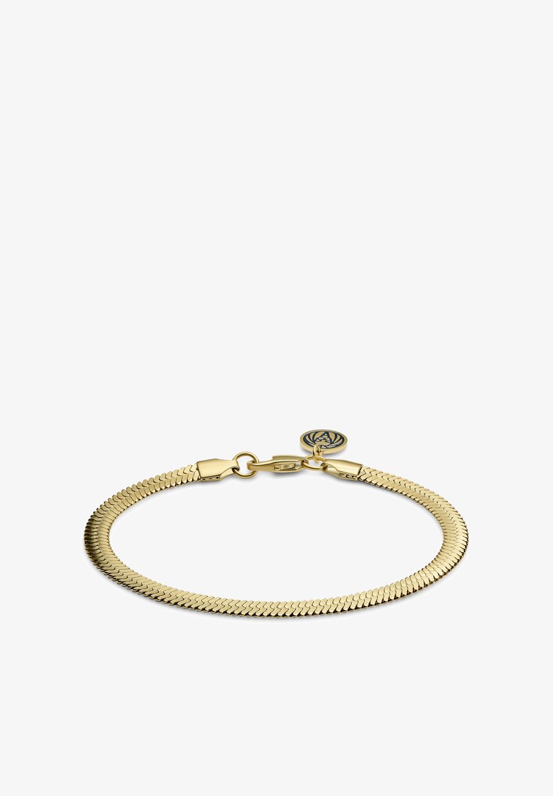Gullfarget armbånd med en fleksibel fiskebensdesign, sikker lås og en sirkulær logo-charmsdetalj. Jevn tekstur og polert overflate.