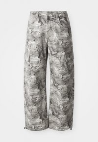 Pantalones cargo en un patrón de camuflaje gris, fabricados con una tela texturizada. Las características incluyen bolsillos laterales y un dobladillo elástico en los puños.