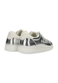 Silverfärgade metalliska sneakers med vita accenter, rund form, slät textur och snörningsdesign med logodetalj på sidan.