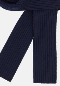 Námornícky modrý rebrovaný šál vyrobený z pleteného materiálu, ktorý má dlhý obdĺžnikový tvar s rovnomernou textúrou a konzistentným vzorom po celom povrchu.