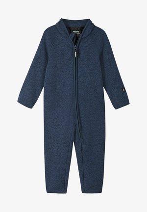 Costum integral bleumarin, din material texturat, cu fermoar pe toată lungimea, glugă și mâneci lungi. Logo-ul brandului pe mânecă.