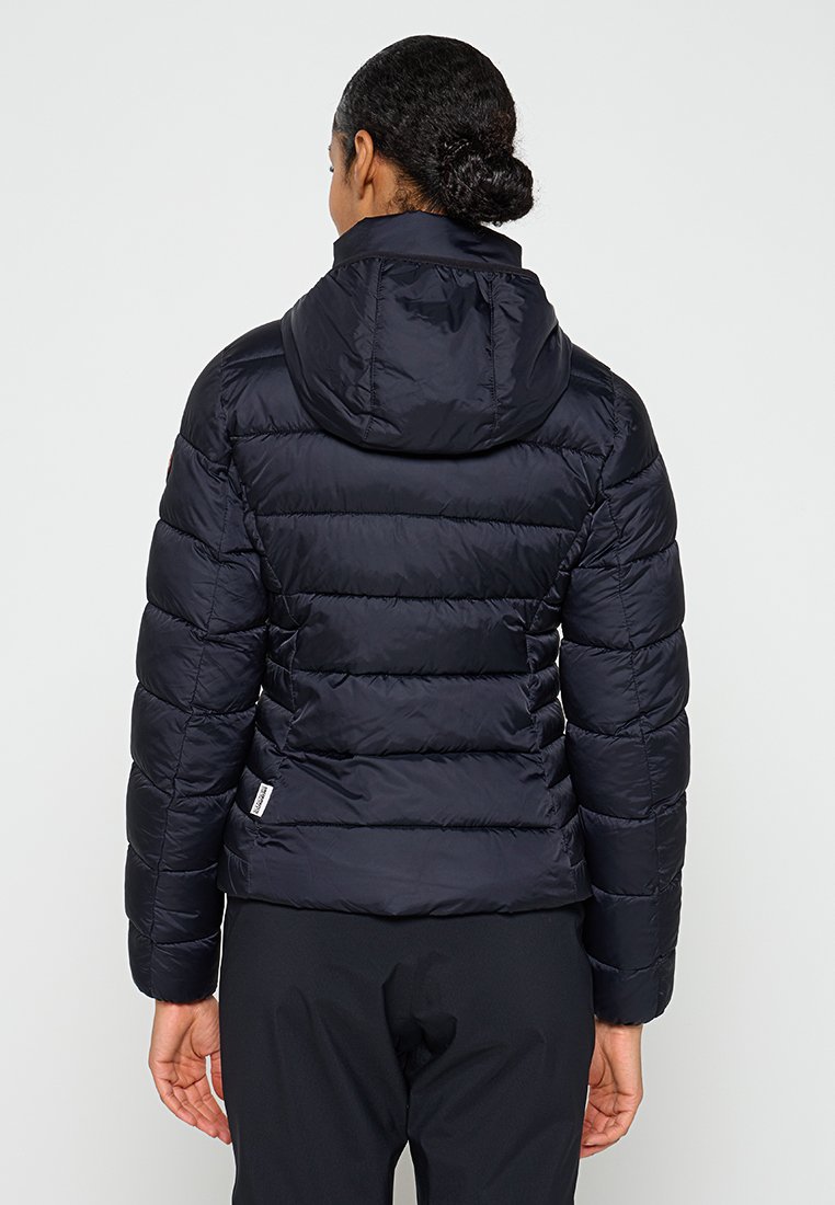 Giacca puffer blu navy con cappuccio, design imbottito con linee orizzontali, materiale leggero e un piccolo etichetta del marchio all'orlo.