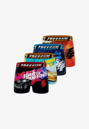 Quatre paires de boxers avec différents motifs, comprenant des couleurs vives, des graphismes automobiles et des bandes élastiques avec la marque "FREEGUN".