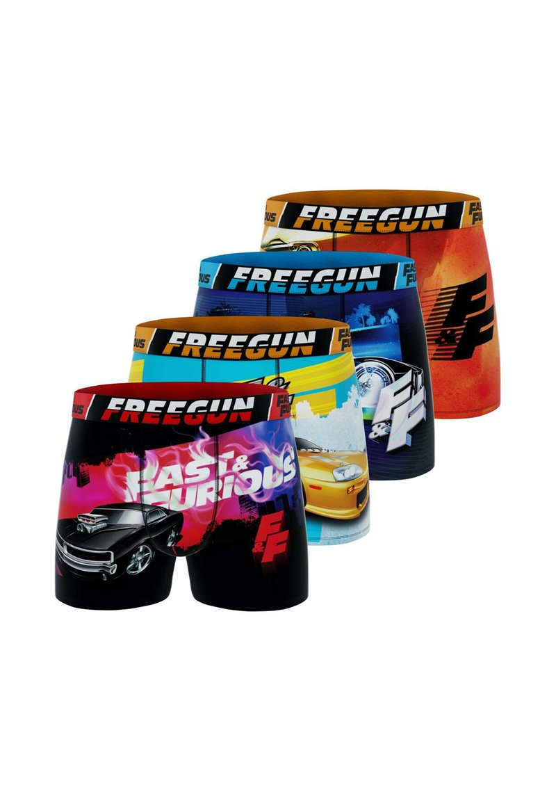 Quatre paires de boxers avec différents motifs, comprenant des couleurs vives, des graphismes automobiles et des bandes élastiques avec la marque "FREEGUN".
