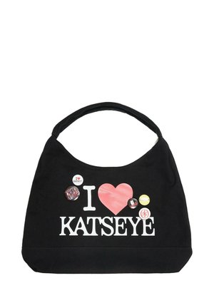 Zwarte handtas met de tekst "I love Katseye" en vijf kleurrijke ronde badges boven de tekst aan de voorkant bevestigd.