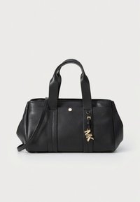 Bolso de mano de cuero negro con superficie texturizada, dos asas superiores, correa para el hombro desmontable y accesorio con el logo en tono dorado. Cierre de cremallera.