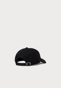 Sort baseball cap med justerbar rem og metal spænde, vist fra bagsiden på en ensfarvet hvid baggrund.