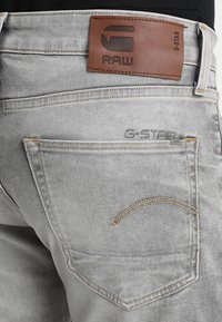 G-STAR 3301 SLIM - Calças de ganga justas - kamden grey stretch denim light aged