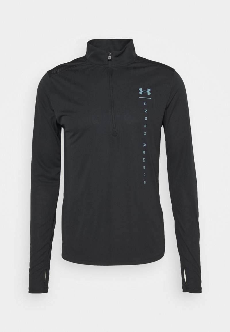 Svart långärmad tröja med halvdragkedja, textil med struktur, och kontrasterande turkos logotyp och text på framsidan.