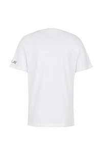 Witte T-shirt met korte mouwen van katoen, met een ronde hals en een grijs gedrukt logo op de linker mouw. Glad textuur.