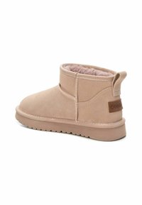 Botas de tobillo de ante rosa claro con forro interior suave, punta redonda y suela de goma texturizada. Parche de la marca de cuero en el talón.