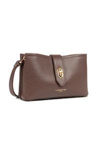 Pochette en cuir marron avec une finition texturée, matériel en or, fermeture à clasp, et une bandoulière détachable. Nom de la marque "Lancaster Paris" visible.