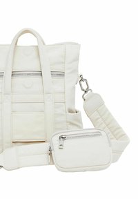 Weißer Canvas-Shopper mit mehreren äußeren Reißverschlusstaschen, verstärkten Griffen und einem verstellbaren Riemen; inklusive einem kleinen passenden Täschchen.