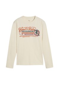 Camicia a maniche lunghe di colore crema con una stampa grafica in arancione, verde e nero che recita "Bend the Rules PUMA" con un elemento di design dinamico.