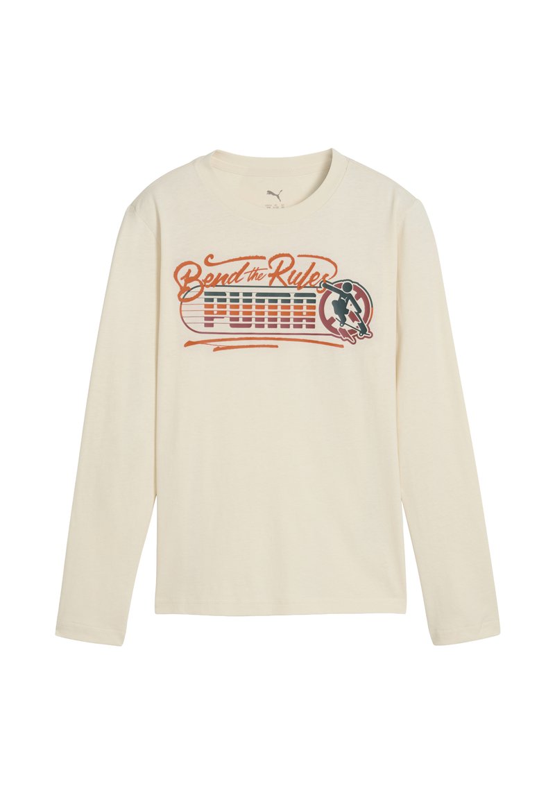 Camicia a maniche lunghe di colore crema con una stampa grafica in arancione, verde e nero che recita "Bend the Rules PUMA" con un elemento di design dinamico.