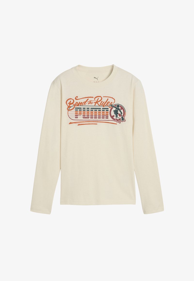 Camicia a maniche lunghe di colore crema con una stampa grafica in arancione, verde e nero che recita "Bend the Rules PUMA" con un elemento di design dinamico.