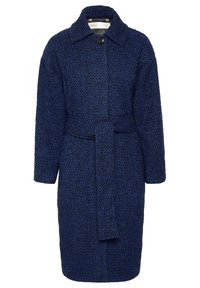 Knälångt mörkblått texturerat kappa med långa ärmar, bred krage, en svart knapp och matchande tygbälte knutet i midjan.