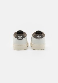 adidas Originals RIVALRY UNISEX - Sneakers low - core white/shadow olive/off white