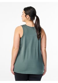 Grünes ärmelloses Tanktop mit glatter Oberfläche, rundem Ausschnitt und lockerer Passform. Der Saum ist gerade mit minimalen Nähdetails.