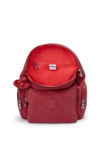 Zaino in tessuto rosso con scomparto principale con zip, tasca interna e tasca frontale con zip, completato da un piccolo portachiavi a forma di scimmia.
