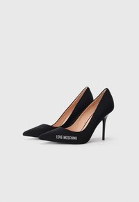 Cizme negre cu toc stiletto și vârf ascuțit. Fabricate dintr-un material neted, cu logo-ul "LOVE MOSCHINO" în alb pe lateral.