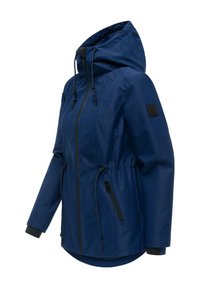Nepremokavá tmavomodrá bunda s kapucňou, predným zipsom, nastaviteľnými šnúrkami v páse, vreckami so zipsom a čiernou nášivkou s logom na ľavom rukáve.