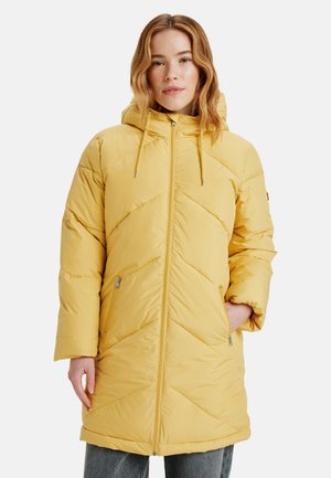 Manteau matelassé jaune avec une capuche, doté d'une fermeture éclair verticale, d'un motif matelassé diagonal et de poches latérales. Tissu doux et isolant.