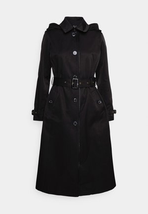 Svart trenchcoat med huva, frontknappar, sidofickor och bältad midja. Har en slät, texturerad tyg och klassisk design.
