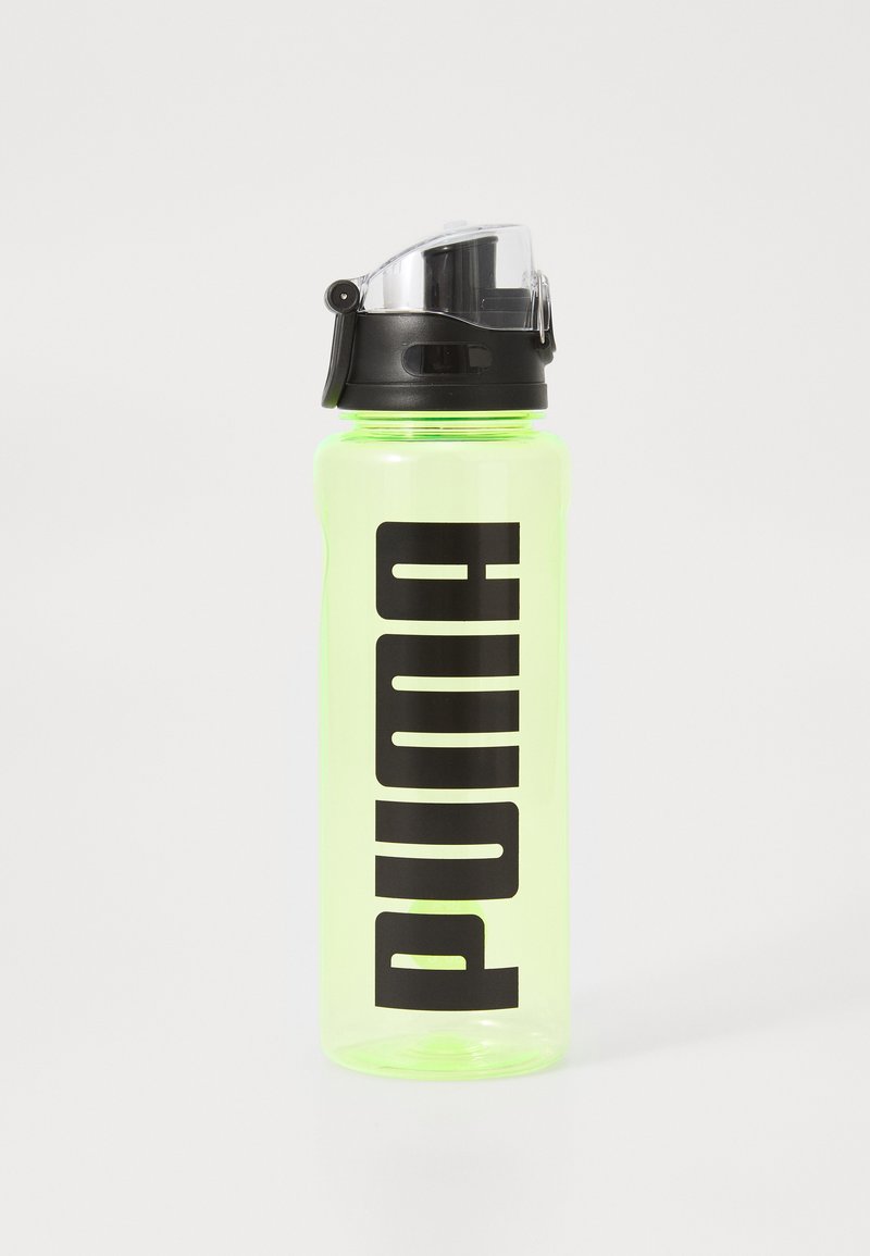 Šviesiai žalia vandens butelis su juodu dangteliu ir ryškiai matomu "PUMA" logotipu juodoje pusėje.