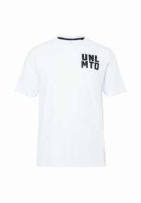 Camiseta de algodón blanca con mangas cortas, escote redondo y texto negro "UNLMTD" impreso en la parte superior izquierda. Textura suave.