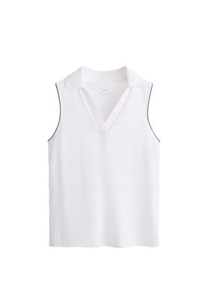 Bílý bezrukávový polo top s výstřihem do V, texturovaná tkanina a kontrastní námořnické akcenty kolem otvorů pro ruce. Minimalistický design, volný styl.