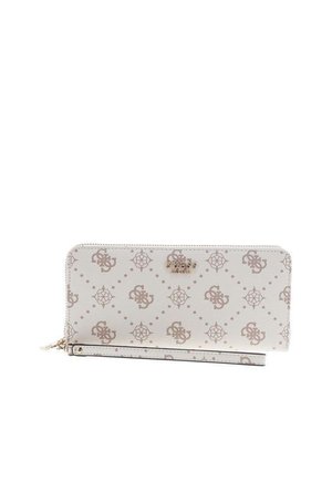 Portefeuille blanc zippé avec motif de logo beige et une lanière pour poignet, emblème de la marque doré sur le devant, isolé sur un fond blanc.