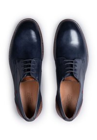 Chaussures en cuir bleu marine foncé avec une finition lisse, des accents marron et des lacets. Comprend un panneau latéral texturé et un design à bout rond.