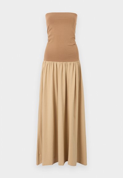 Robe maxi sans bretelles avec un haut ajusté marron et une jupe kaki fluide. Fabriquée dans un tissu doux avec une taille froncée.