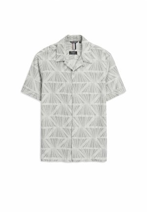 Camisa gris claro de manga corta con botones, con un patrón geométrico de abanico y cuello puntiagudo, plana sobre un fondo blanco.