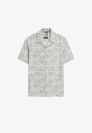 Camicia grigio chiaro a maniche corte con bottoni, motivo geometrico a ventaglio e colletto appuntito, distesa su fondo bianco.