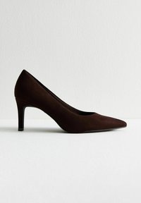 Decollete in suede marrone con punta affusolata, tacco sottile e superficie liscia. Design minimalista, senza hardware o motivi visibili.
