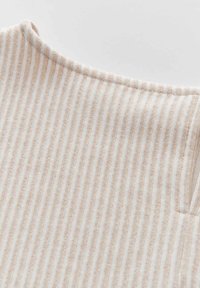 Tessuto a coste color beige chiaro con strisce bianche orizzontali, presenta un girocollo e una consistenza morbida, adatto per l'abbigliamento.