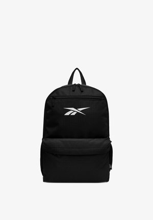 Czarny plecak z przednią kieszenią na suwak i logo Reebok na środku górnej części, wyposażony w górny uchwyt do przenoszenia oraz podwójne zamki błyskawiczne.