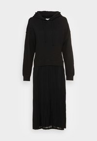 Robe à capuche noire avec jupe plissée ; faite d'un tissu doux, elle possède une capuche, des cordons de serrage et des manches longues ; design longueur genou.