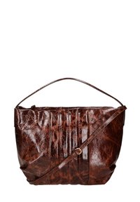 Borsa a spalla in pelle marrone con finitura lucida, design plissettato e lunga tracolla regolabile. Presenta un accento di hardware decorativo.
