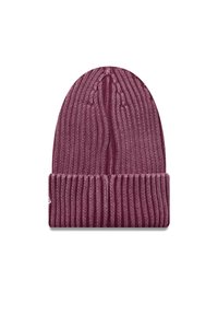 Pletená čiapka v tmavej burgundskej farbe, s textúrovaným ribbingom a prehnutým lemom. Na boku sa nachádza malá značka.